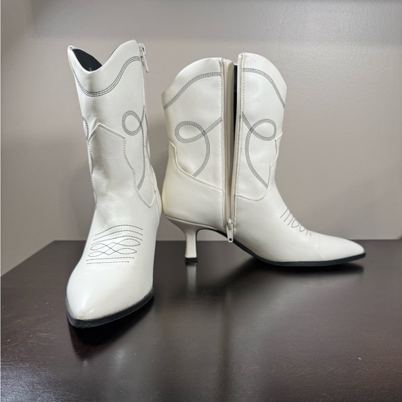 Universal Thread Women's Size 9.5 Jenson Western Ankle Boots Off White - Picture 1 of 8